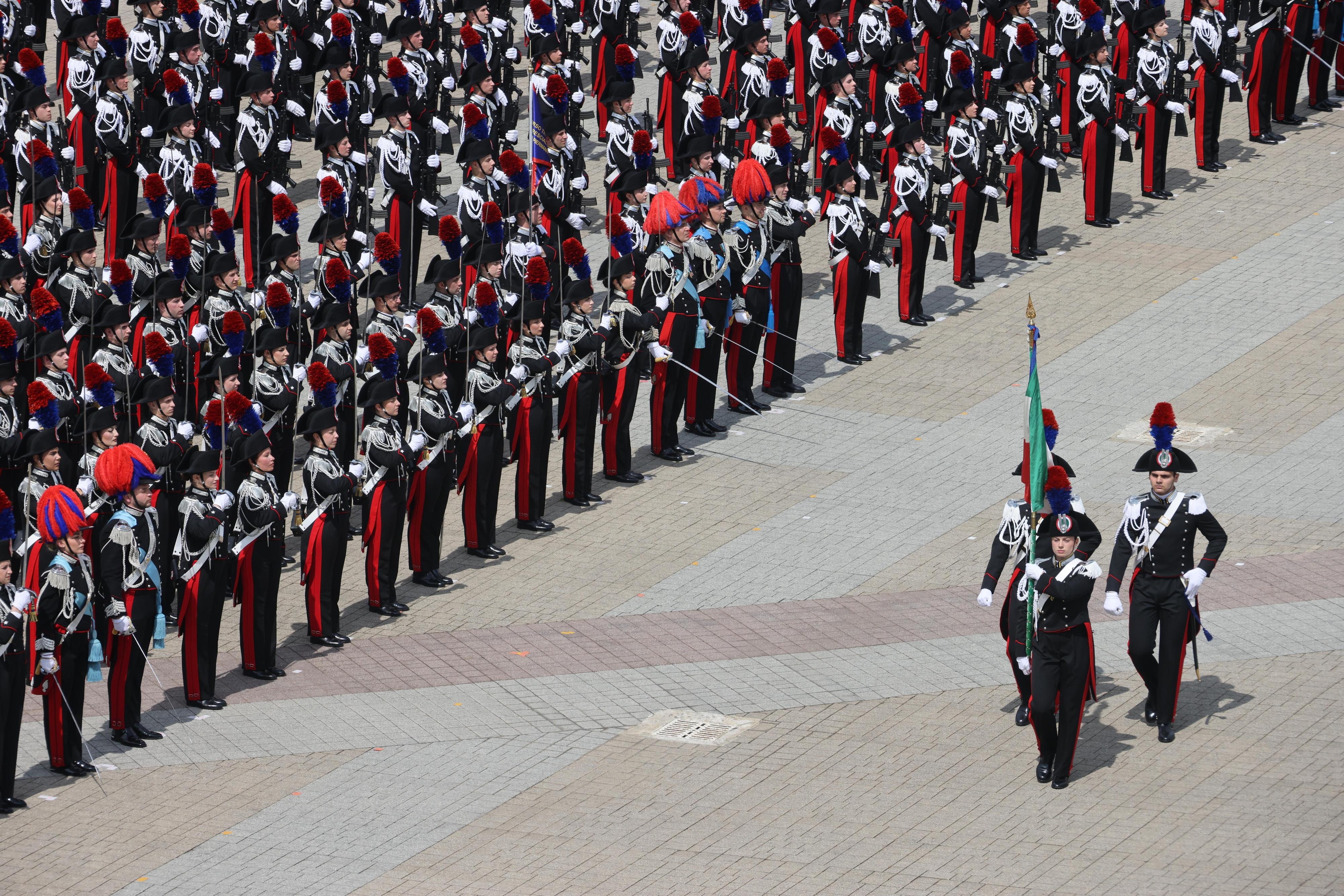 carabinieri le emozioni alla cerimonia a firenze giurano gli allievi marescialli