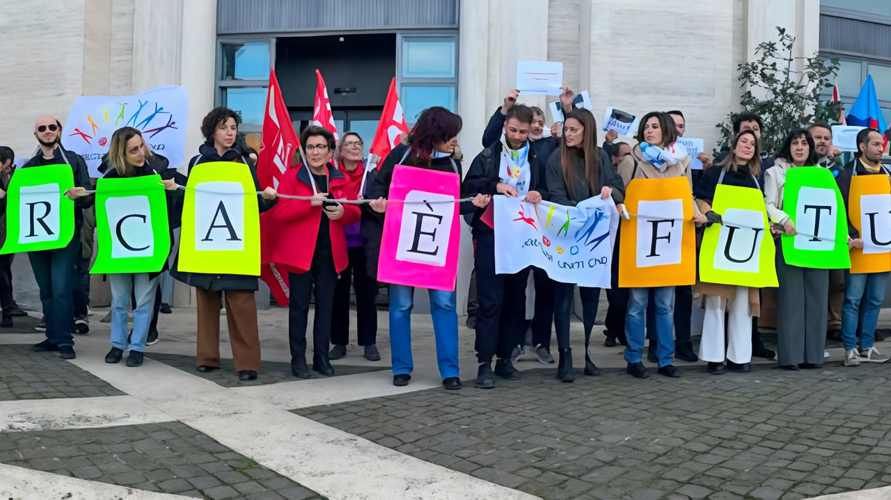 La solidarietà di Sinistra Italiana ai lavoratori sestesi "Il governo deve fare di più, serve una programmazione". La solidarietà di Sinistra Italiana ai lavoratori sestesi "Il governo deve fare di più, serve una programmazione".