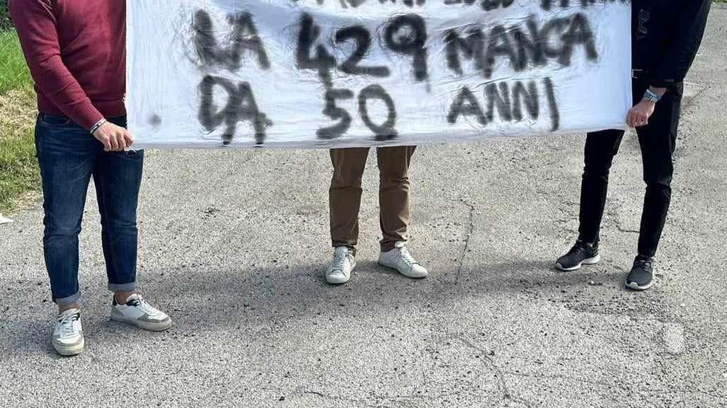 Il sit-in organizzato ieri da alcuni esponenti della Lega Empolese Valdelsa Il sit-in organizzato ieri da alcuni esponenti della Lega Empolese Valdelsa