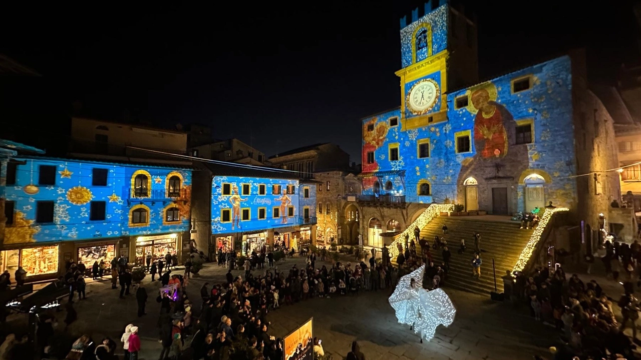 Piazza del Comune a Cortona illuminata con il videomapping Piazza del Comune a Cortona illuminata con il videomapping