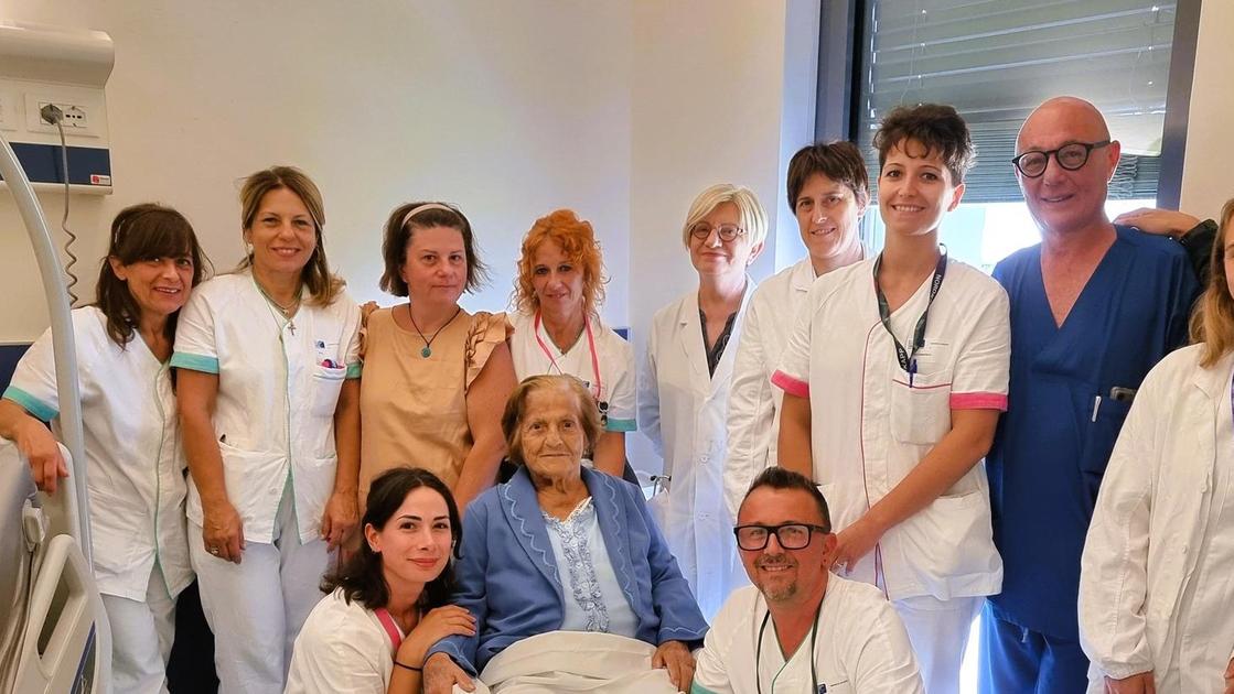 Intervento da record. Operata al femore a 103 anni. La signora Dina è già in piedi Intervento da record. Operata al femore a 103 anni. La signora Dina è già in piedi