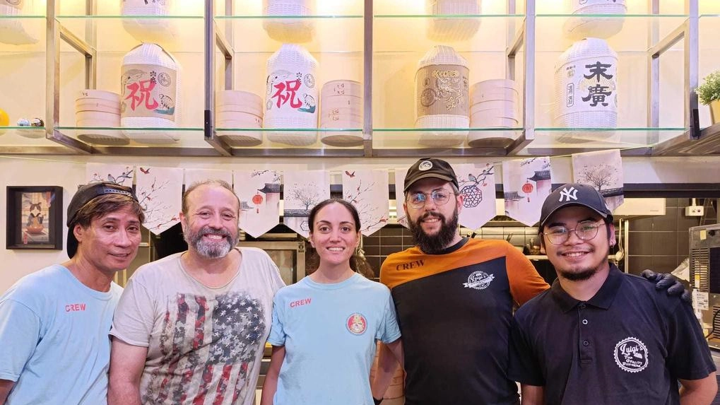 Luciano Trinci e il personale di Luigi’s Ramen Luciano Trinci e il personale di Luigi’s Ramen