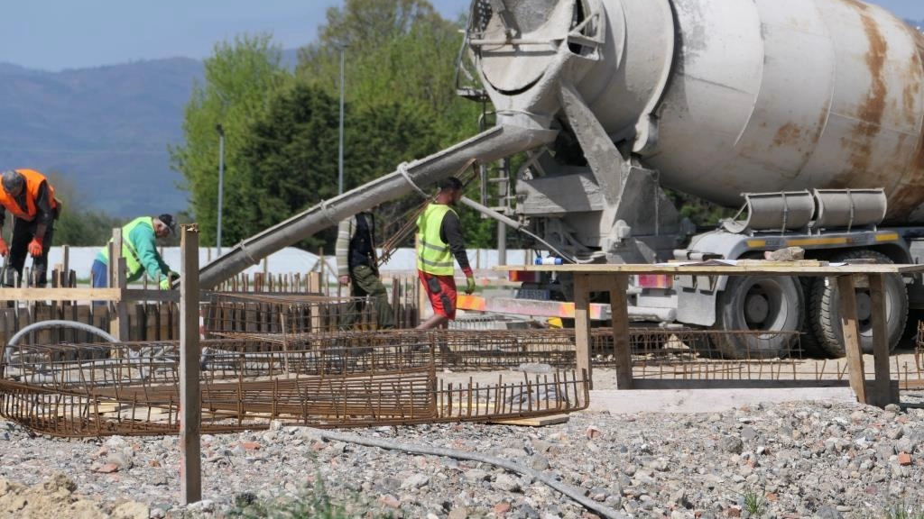 I capannoni dell’azienda furono investiti e danneggiati dall’alluvione del novembre 2023. Il titolare assicurò che l’investimento sarebbe andato avanti. Il Comune approvò la variante. .