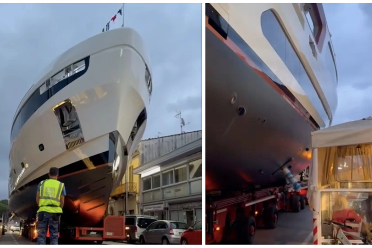 Lo yacht durante il passaggio in via Coppino a Viareggio