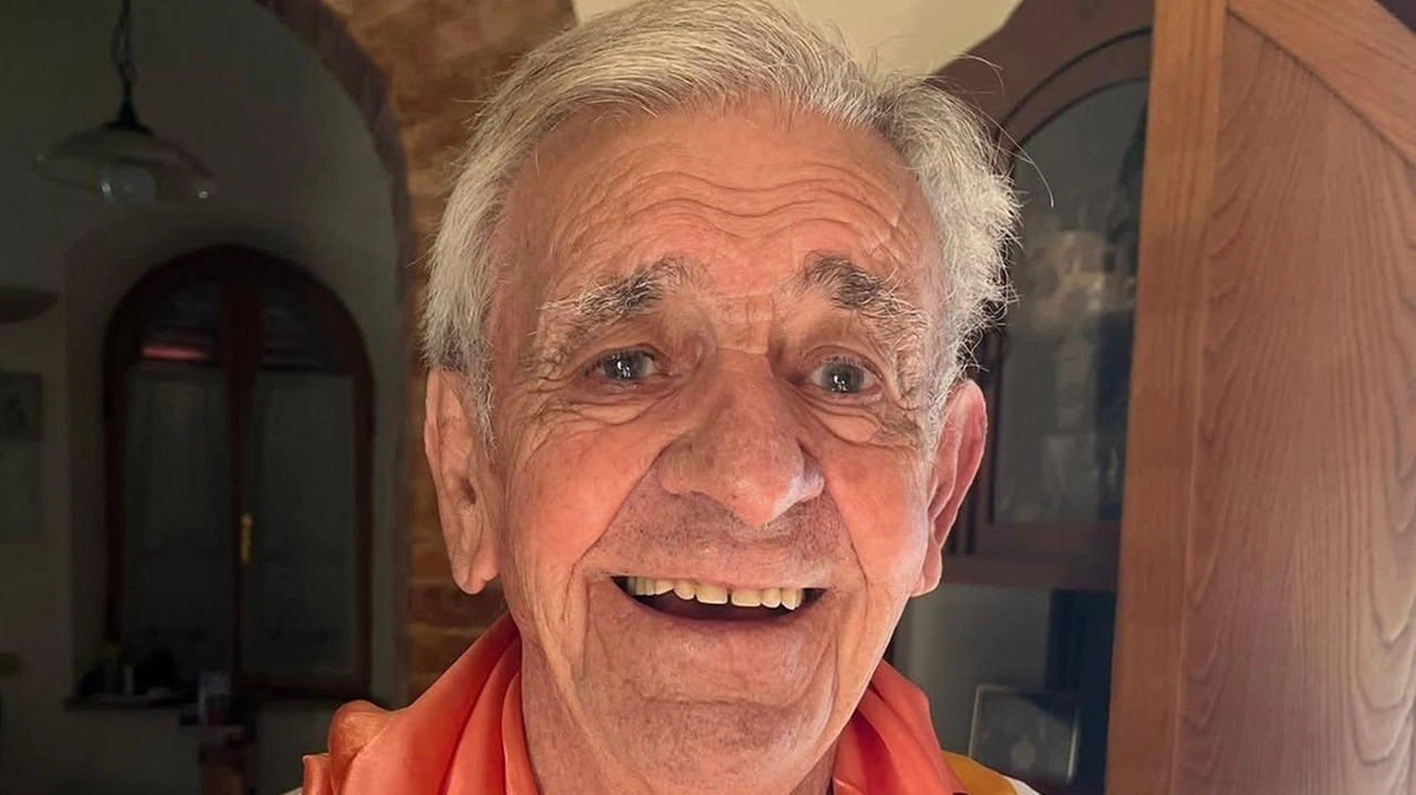 L’uomo sorridente con il fazzoletto ritrovato dalla famiglia Bucci; sotto le firme dei fantini vittoriosi L’uomo sorridente con il fazzoletto ritrovato dalla famiglia Bucci; sotto le firme dei fantini vittoriosi