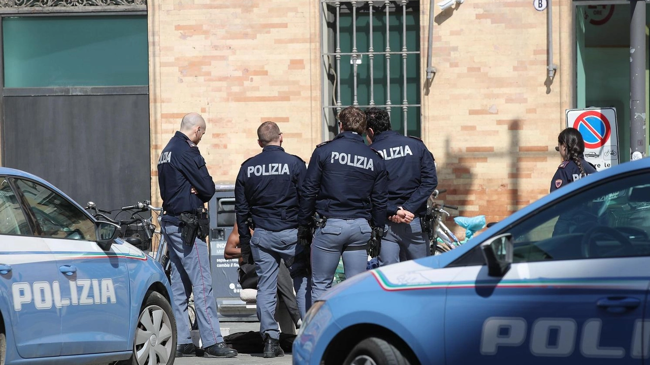 «Quattro nuovi agenti della polizia di Stato in arrivo al commissariato di Montecatini», hanno annunciato i due esponenti della Lega «Quattro nuovi agenti della polizia di Stato in arrivo al commissariato di Montecatini», hanno annunciato i due esponenti della Lega