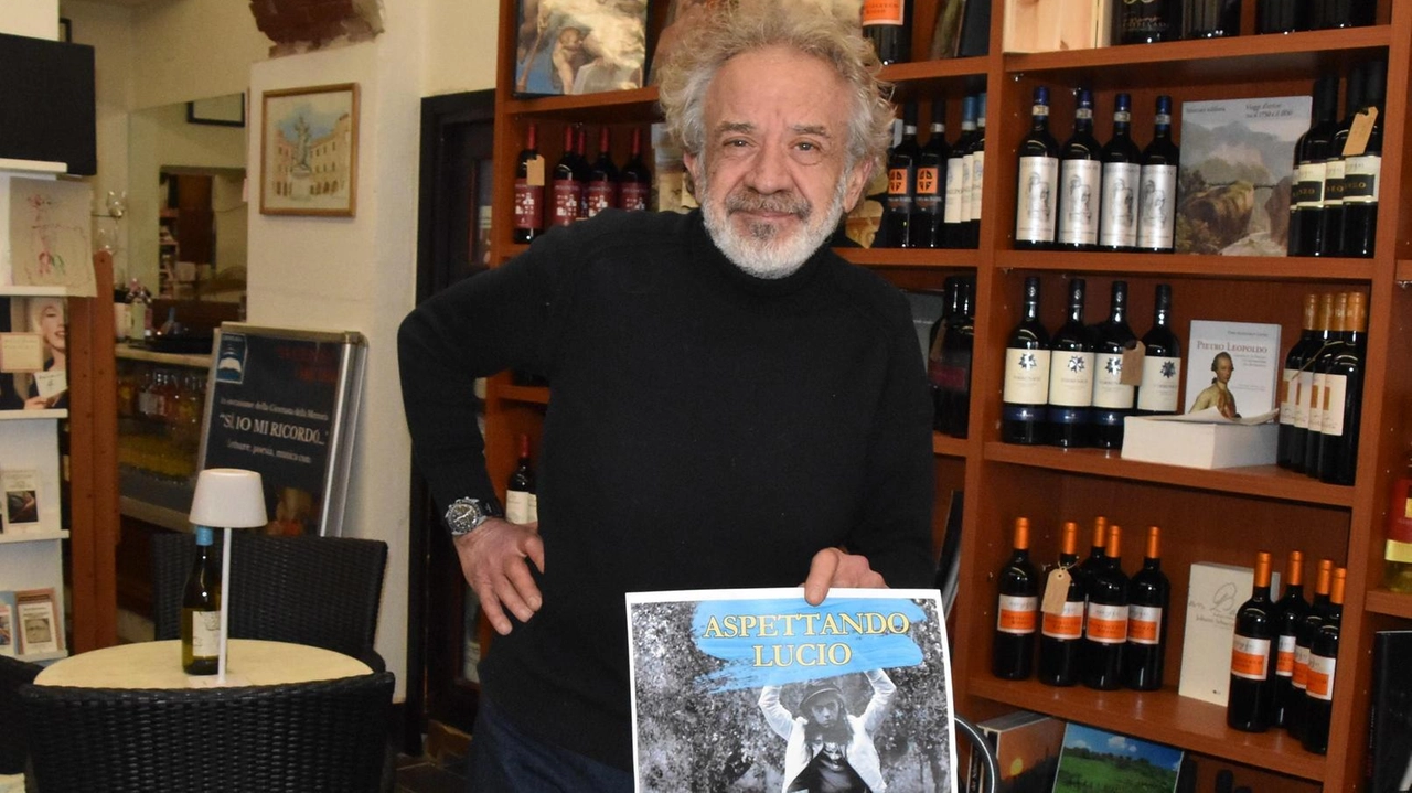 Massimo Marinotti con la locandina che ha preparato per Lucio Corsi Massimo Marinotti con la locandina che ha preparato per Lucio Corsi