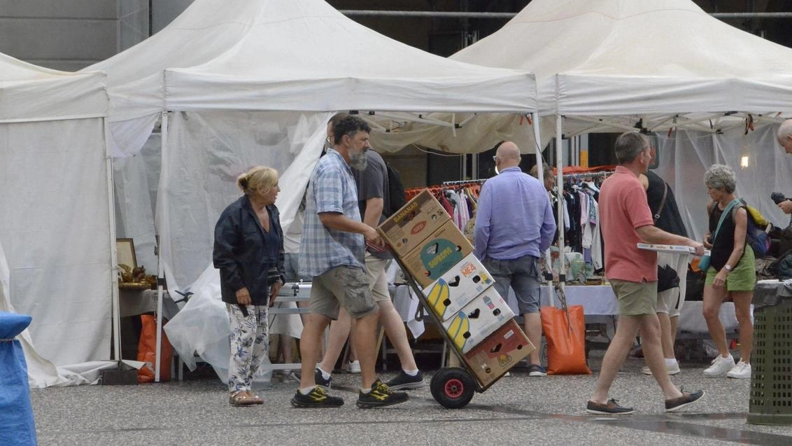 L'assessore al Commercio di Lucca esprime amarezza per la scarsa partecipazione al Mercato Antiquario serale, definendo l'occasione persa e annunciando un incontro con gli operatori per comprendere le dinamiche. L'assessore al Commercio di Lucca esprime amarezza per la scarsa partecipazione al Mercato Antiquario serale, definendo l'occasione persa e annunciando un incontro con gli operatori per comprendere le dinamiche.