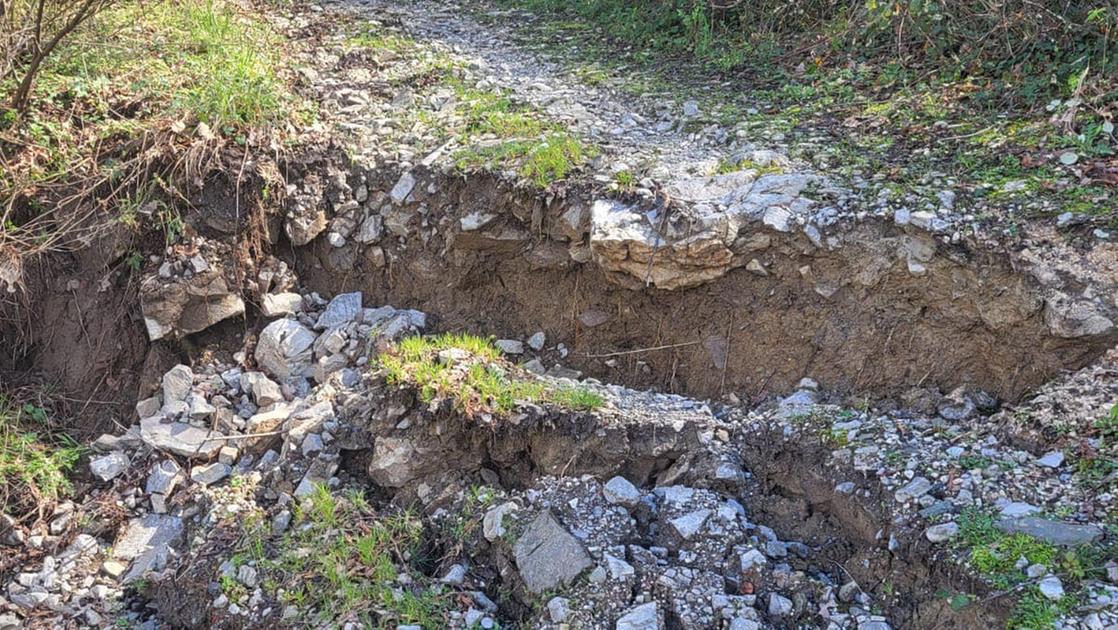 la val bisenzio ferita frane e smottamenti uno stillicidio continuo cittadini collaborate