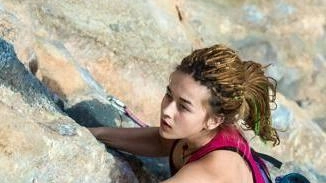 Giovane atleta pratica l’arrampicata Giovane atleta pratica l’arrampicata