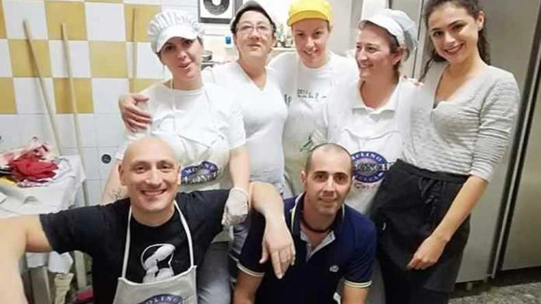Mario Marchini e lo staff della ’Locanda di Jack Flinn’ con i rappresentanti di Agida Mario Marchini e lo staff della ’Locanda di Jack Flinn’ con i rappresentanti di Agida