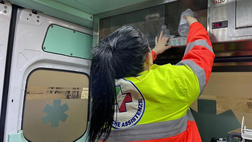 Una soccorritrice di una Pubblica assistenza a bordo dell’ambulanza (foto di repertorio)