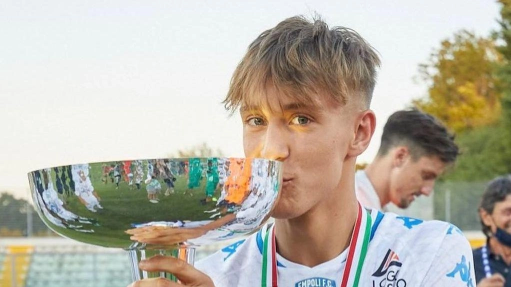 Fazzini nel 2021 con la coppa del campionato Primavera Fazzini nel 2021 con la coppa del campionato Primavera