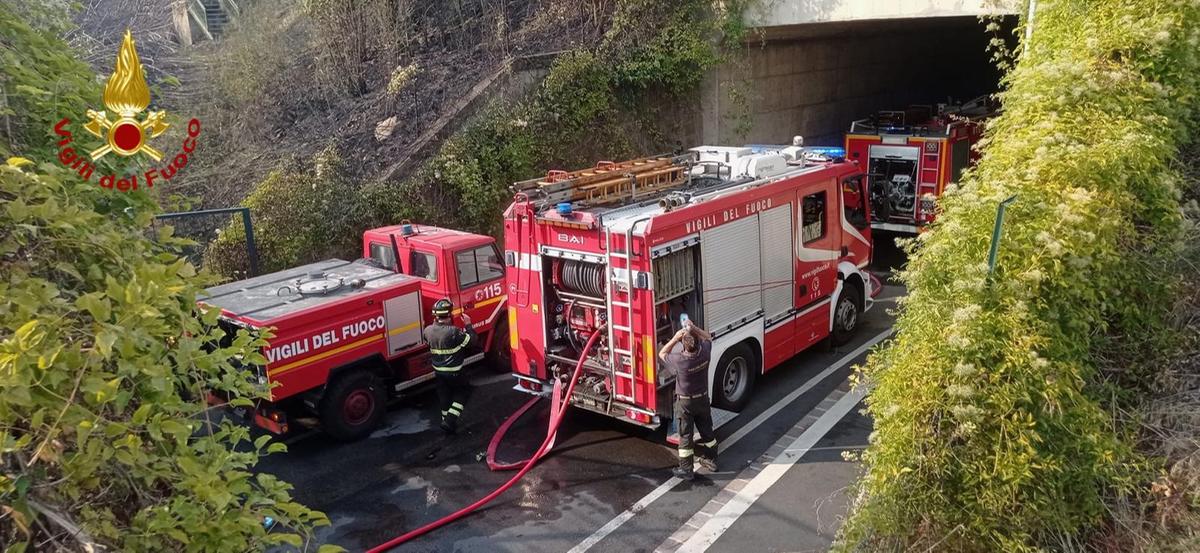 Treni, giornata di disagi per i viaggiatori. Fiamme sui binari, sospese le linee
