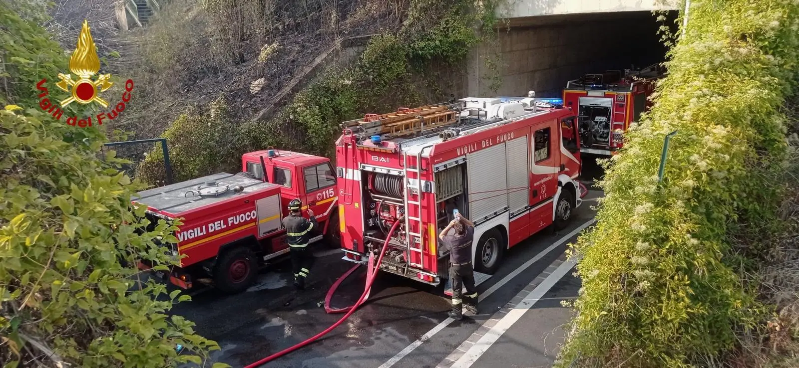 Treni, giornata di disagi per i viaggiatori. Fiamme sui binari, sospese le linee
