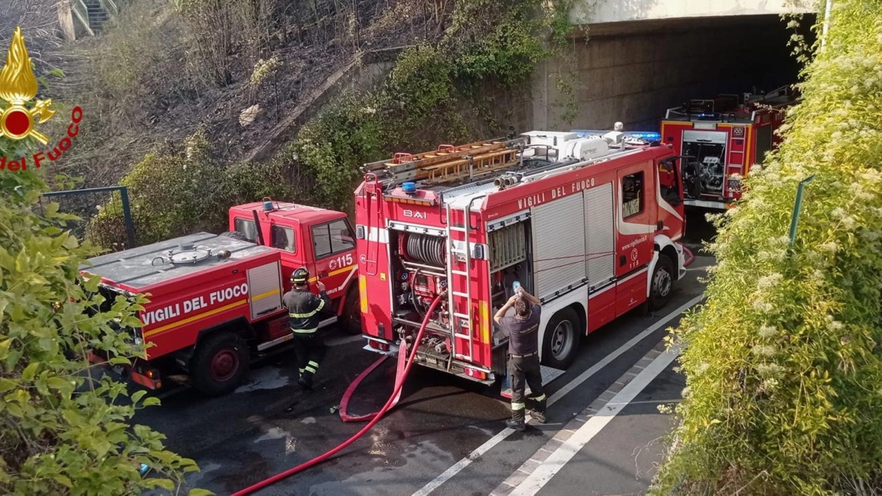 I vigili del fuoco sono intervenuti sull'incendio nei pressi della linea ferroviaria a Prato