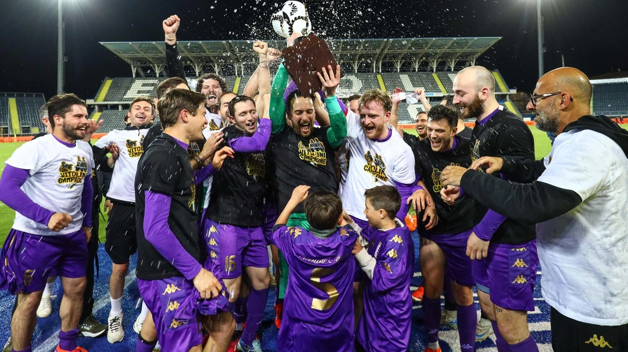 La squadra di Tommaso Boschi riporta il titolo a Vitolini battendo Real Isola 1-0, coronando una stagione perfetta. La squadra di Tommaso Boschi riporta il titolo a Vitolini battendo Real Isola 1-0, coronando una stagione perfetta.