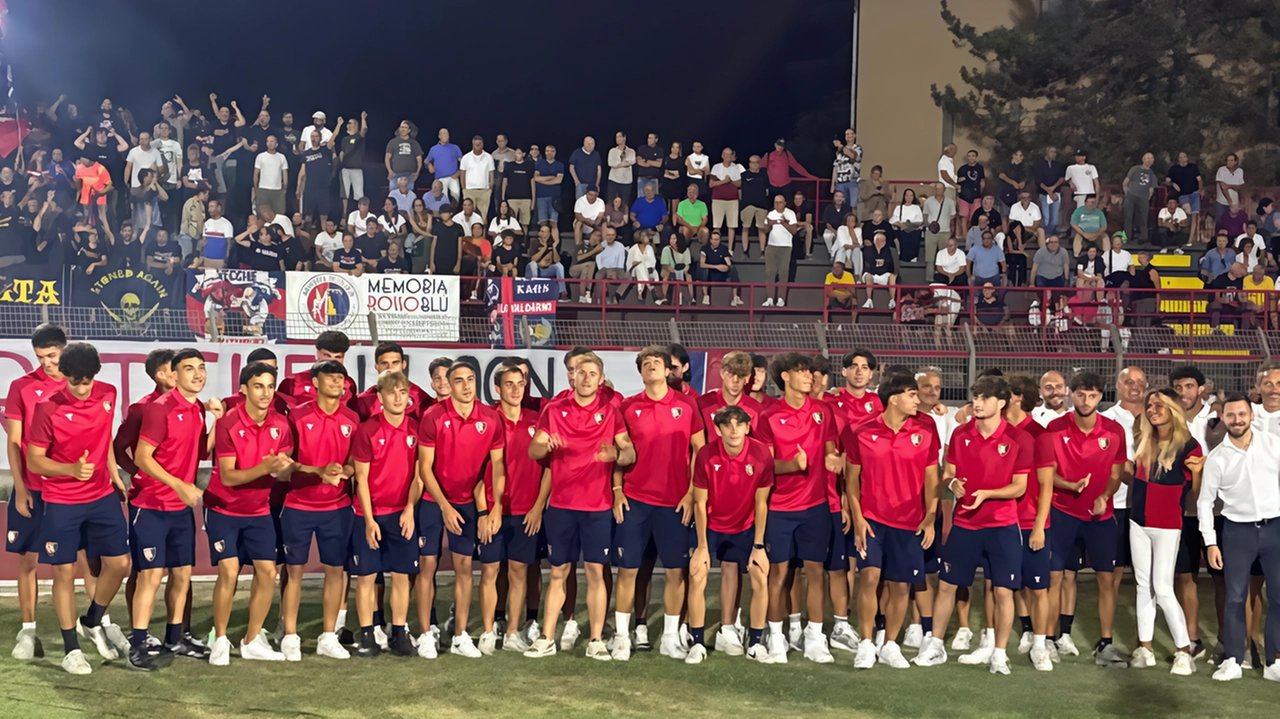 Giocatori vecchi e nuovi del Montevarchi devono aver provato un brivido per l’abbraccio dei tifosi rossoblù durante la presentazione allo stadio