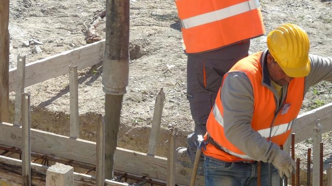 La sirena alle 5 contro il solleone. Strade e palazzi, lavoro dall’alba