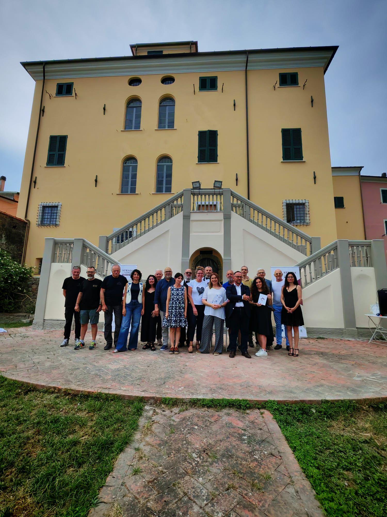 La strada del vino. Itinerario di prodotto tra cantine e cultura La strada del vino. Itinerario di prodotto tra cantine e cultura