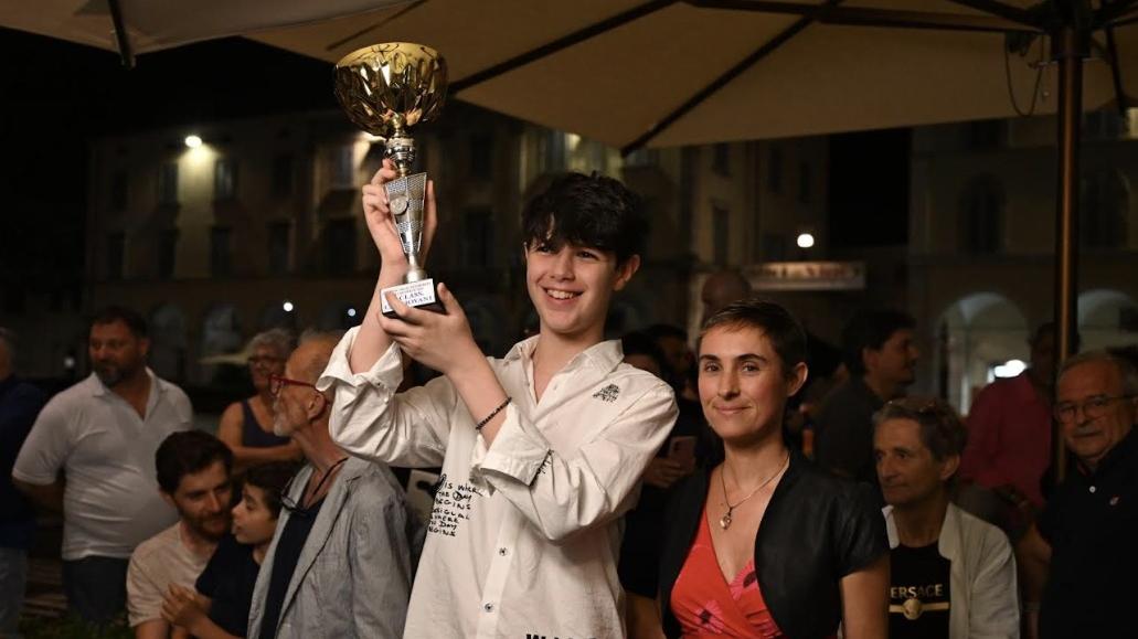 un nuovo successo per lorenzo vestrini giovane cantante castiglionese