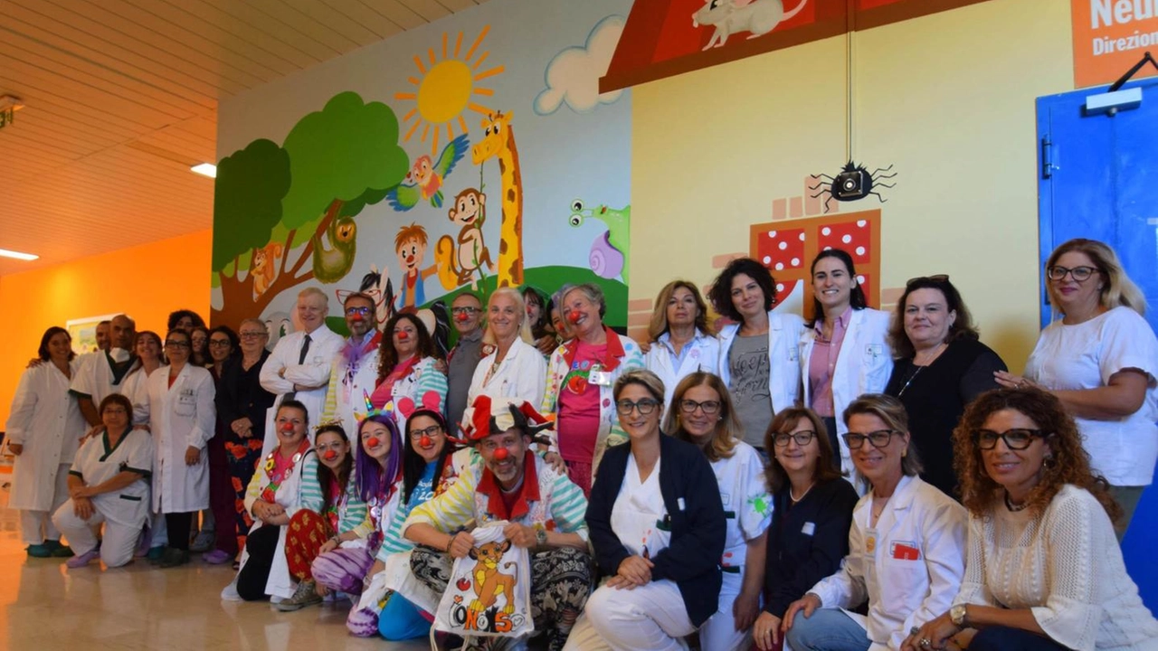 L’accoglienza si riempie di colori per la Neuropsichiatria infantile delle Scotte: inaugurati ieri i nuovi dipinti realizzati dall’associazione di clown... L’accoglienza si riempie di colori per la Neuropsichiatria infantile delle Scotte: inaugurati ieri i nuovi dipinti realizzati dall’associazione di clown...