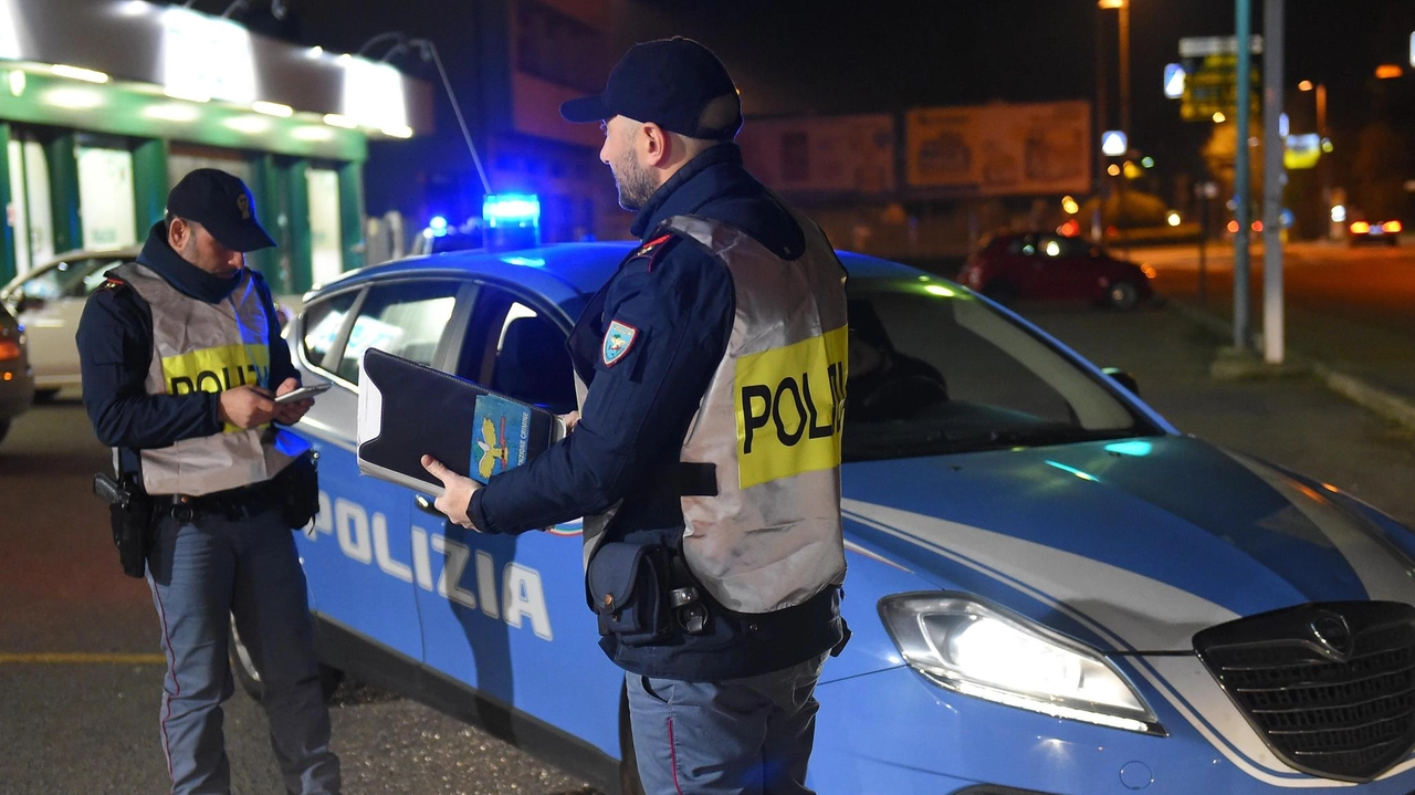È successo in via della Fonderia. E negli ultimi mesi tanti furti nei negozi. A Prato Sud non si ferma all’alt: preso a Campi, senza patente e auto radiata . È successo in via della Fonderia. E negli ultimi mesi tanti furti nei negozi. A Prato Sud non si ferma all’alt: preso a Campi, senza patente e auto radiata .