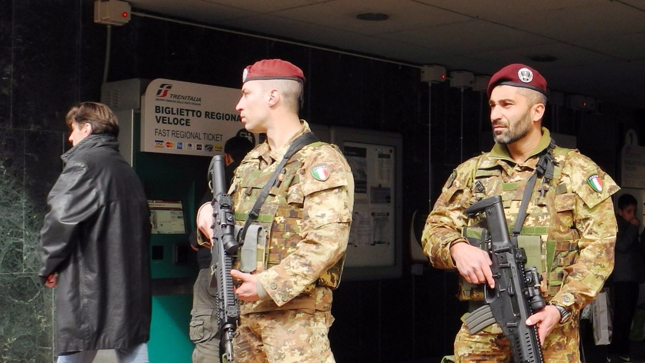 I controlli dei militari alla Stazione del Serraglio Foto Attalmi I controlli dei militari alla Stazione del Serraglio Foto Attalmi