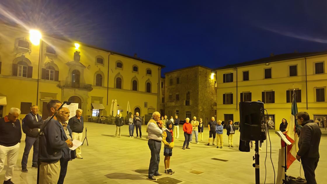 https://www.lanazione.it/image-service/view/acePublic/alias/contentid/OWRkMWJkOWQtYTMwNy00/0/lalba-della-memoria-in-centro-81-rintocchi-per-non-dimenticare-sansepolcro-onora-la-sua-torre.jpeg?f=16:9&w=1200&h=630