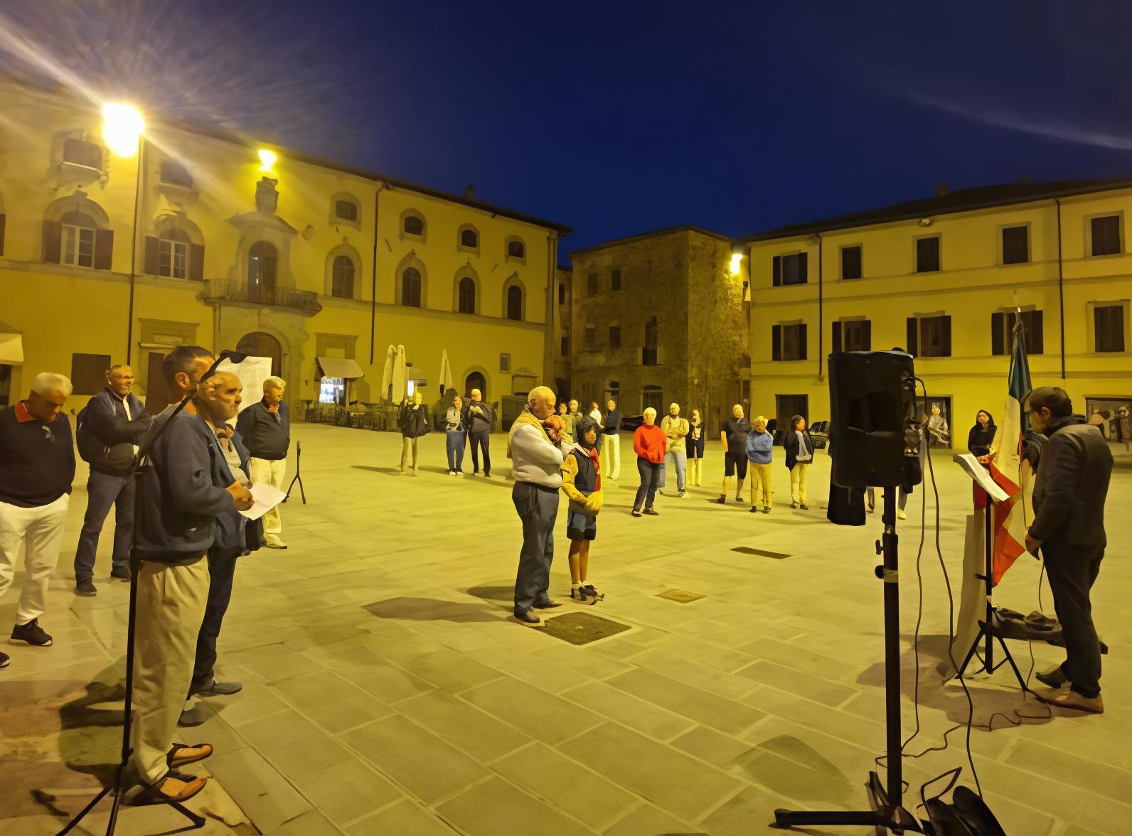 L’alba della memoria in centro 81 rintocchi per non dimenticare:. Sansepolcro onora la sua torre