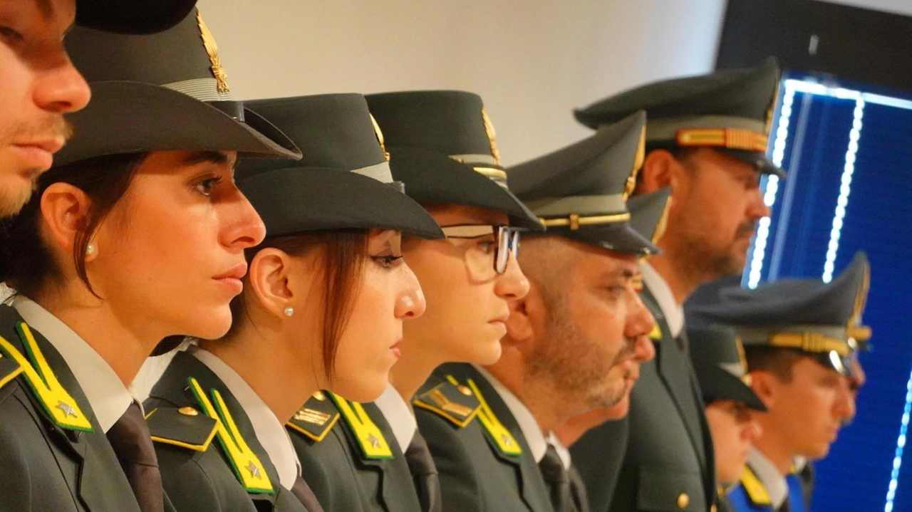 Nel corso della cerimonia che si è svolta nella caserma "Mazzino Mori" è stato ribadito il ruolo delle Fiamme Gialle a tutela degli imprenditori "Chi rispetta le regole non deve patire la concorrenza sleale di chi froda". Nel corso della cerimonia che si è svolta nella caserma "Mazzino Mori" è stato ribadito il ruolo delle Fiamme Gialle a tutela degli imprenditori "Chi rispetta le regole non deve patire la concorrenza sleale di chi froda".