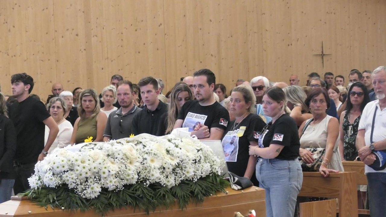 Una folla oceanica ha riempito la chiesa del Varignano e si è stretta attorno al dolore dei familiari e della giovane moglie Martina che è in dolce attesa Una folla oceanica ha riempito la chiesa del Varignano e si è stretta attorno al dolore dei familiari e della giovane moglie Martina che è in dolce attesa