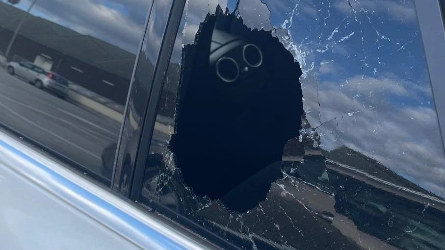 Ancora spaccate nella notte ai danni di attività commerciali e delle auto lasciate in sosta. Questa volta a essere presi... Ancora spaccate nella notte ai danni di attività commerciali e delle auto lasciate in sosta. Questa volta a essere presi...