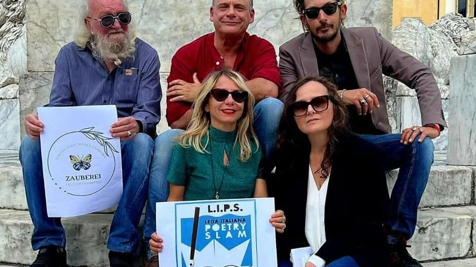 Un appuntamento a colpi di poesia con 10 poeti stasera al Teatro di Terra a Carrara. Dalle 21 al via... Un appuntamento a colpi di poesia con 10 poeti stasera al Teatro di Terra a Carrara. Dalle 21 al via...