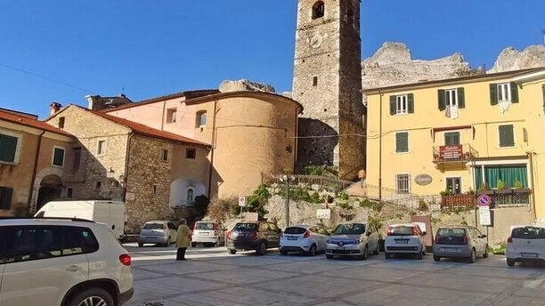 Il borgo antico di Colonnata in provincia di Carrara, noto per essere il paese del lardo e del marmo Il borgo antico di Colonnata in provincia di Carrara, noto per essere il paese del lardo e del marmo