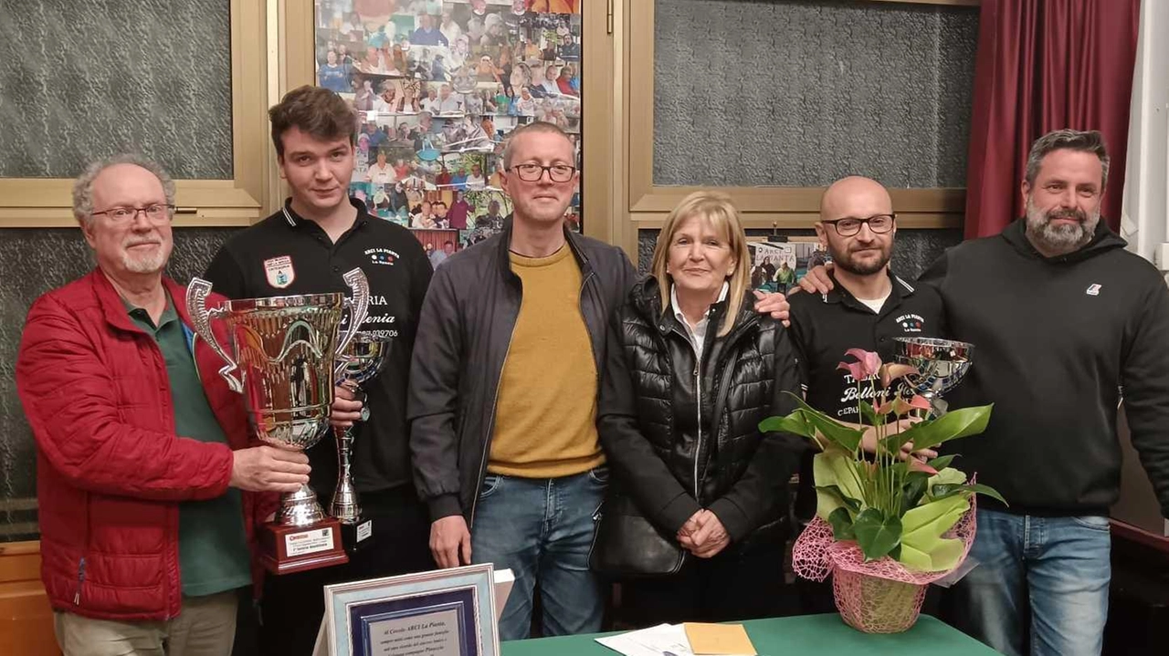 La premiazione del trofeo: da sinistra Ancilotti, Torrini, Curadi, familiari di Vacondio, De Vivo, Stefanelli La premiazione del trofeo: da sinistra Ancilotti, Torrini, Curadi, familiari di Vacondio, De Vivo, Stefanelli