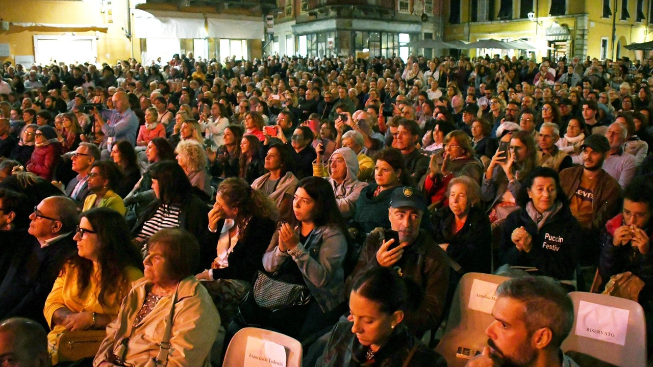 Il giovane studioso ha accompagnato il pubblico in un excursus letterario. Un coro antico e contemporaneo che parla di sè attraverso gli altri . Il giovane studioso ha accompagnato il pubblico in un excursus letterario. Un coro antico e contemporaneo che parla di sè attraverso gli altri .