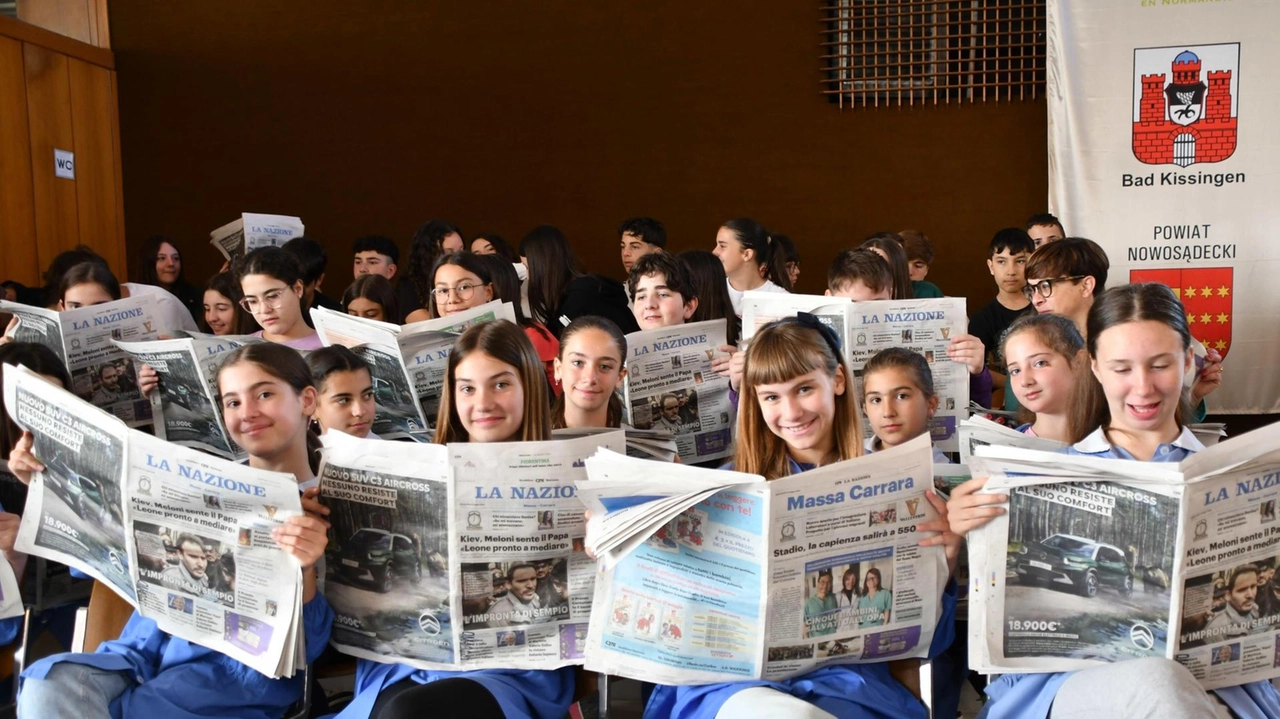 Centinaia di studenti per la cerimonia di premiazione del concorso 23 classi per 12 istituti si sono fronteggiate con pagine di attualità. Centinaia di studenti per la cerimonia di premiazione del concorso 23 classi per 12 istituti si sono fronteggiate con pagine di attualità.