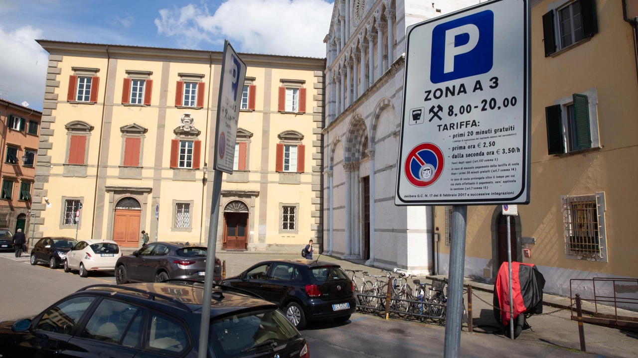 Parcheggi e Ztl in centro storico: nella foto piazza San Francesco Parcheggi e Ztl in centro storico: nella foto piazza San Francesco
