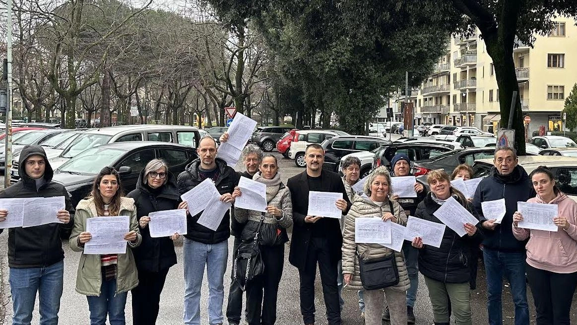 I cittadini del Soccorso mostrano la petizione insieme a Claudiu Stanasel I cittadini del Soccorso mostrano la petizione insieme a Claudiu Stanasel