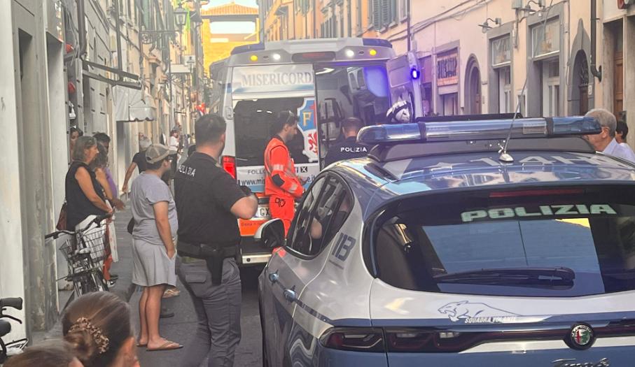 Firenze, colpito alla testa in mezzo ai passanti. Caccia all’aggressore in pieno centro