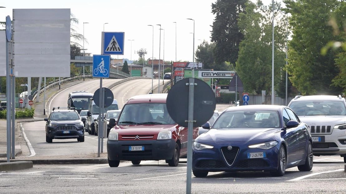 Sommario: Il sottopasso pedonale di Viale Etruria murato e trasformato in discarica, con la vegetazione che cresce. Un problema di degrado urbano da risolvere. Sommario: Il sottopasso pedonale di Viale Etruria murato e trasformato in discarica, con la vegetazione che cresce. Un problema di degrado urbano da risolvere.