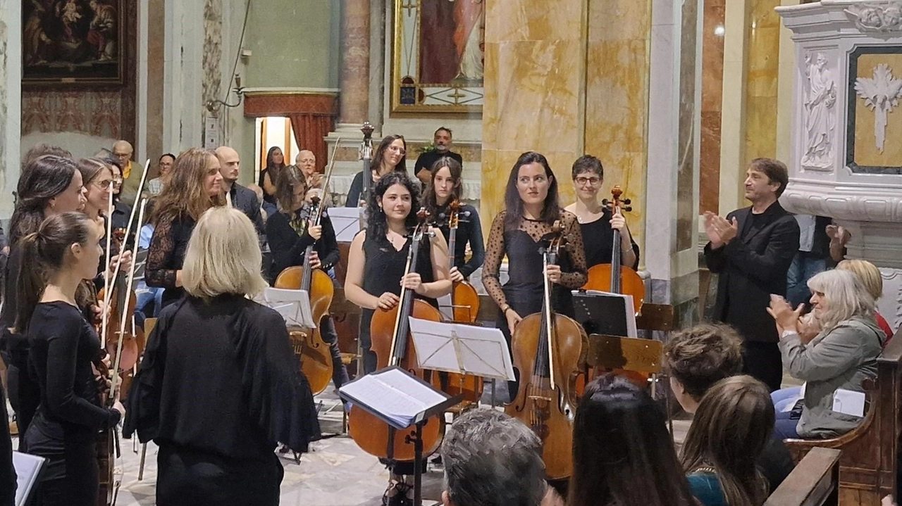 Successo per l'evento musicale 'Verdi & friends' a Montecatini Alto, spostato nella chiesa di San Piero a causa del freddo. Orchestra, ensemble e solisti hanno entusiasmato il pubblico con brani di Verdi e Puccini. Successo per l'evento musicale 'Verdi & friends' a Montecatini Alto, spostato nella chiesa di San Piero a causa del freddo. Orchestra, ensemble e solisti hanno entusiasmato il pubblico con brani di Verdi e Puccini.