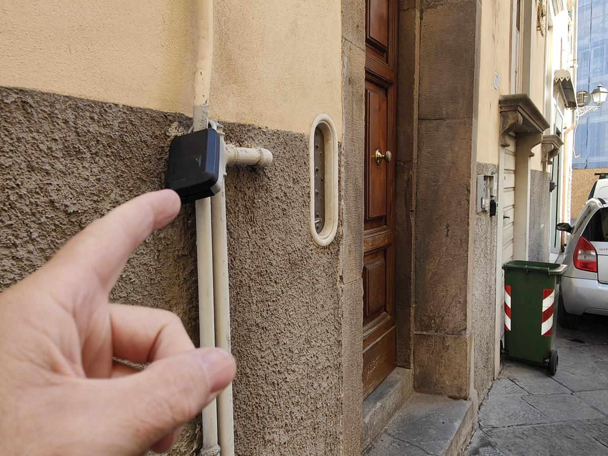 La giungla delle key box, appese ovunque le scatole con le chiavi per i turisti La giungla delle key box, appese ovunque le scatole con le chiavi per i turisti