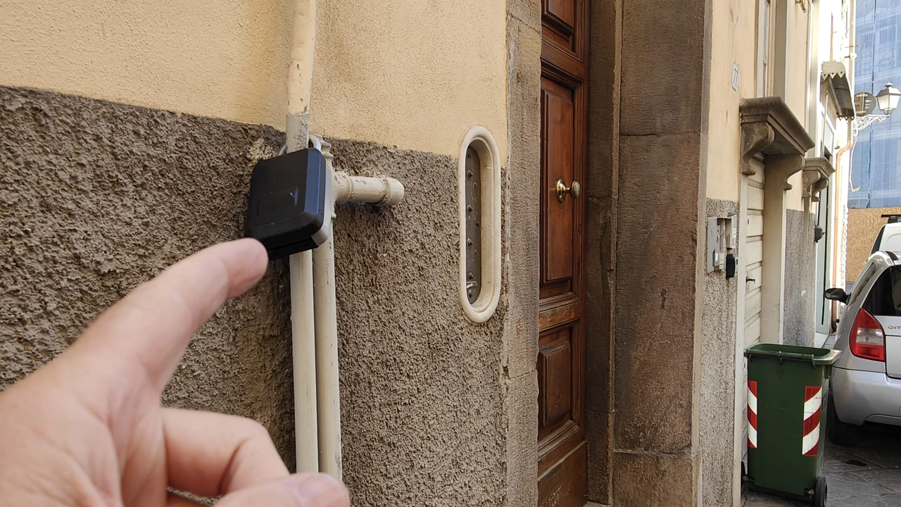 Alcuni esempi di deregulation legata al dilagare delle “key box“ per i turisti in centro: alcune legate perfino ai tubi del gas Alcuni esempi di deregulation legata al dilagare delle “key box“ per i turisti in centro: alcune legate perfino ai tubi del gas