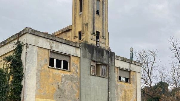 L’ex caserma ospitò la Finanza fino al 1943 e ospitò anche un asilo negli anni ’70. Da decenni è in stato di abbandono L’ex caserma ospitò la Finanza fino al 1943 e ospitò anche un asilo negli anni ’70. Da decenni è in stato di abbandono