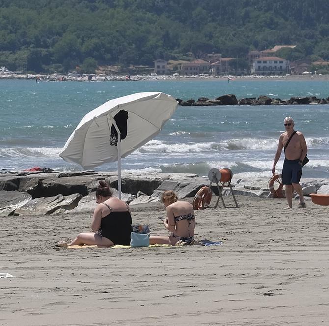 https://www.lanazione.it/image-service/view/acePublic/alias/contentid/OWU1MmUzMjctNDY1NC00/0/il-pua-domani-in-consiglio-comunale-ridotte-a-tre-le-spiagge-attrezzate-ma-resta-quella-riservata-allhotel.jpeg