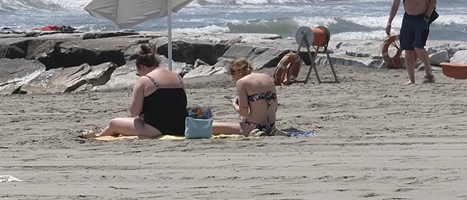 Il Pua domani in consiglio comunale. Ridotte a tre le spiagge attrezzate. Ma resta quella riservata all’hotel
