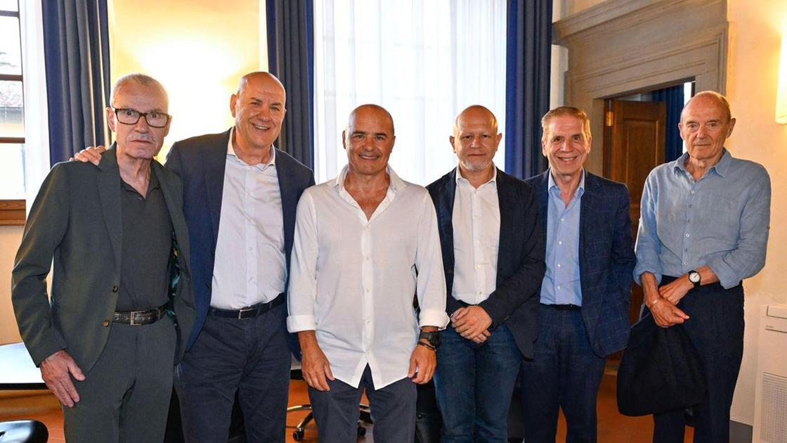 La città e la sua storia. Una piazza per Camilleri. Il taglio del nastro con Luca Zingaretti La città e la sua storia. Una piazza per Camilleri. Il taglio del nastro con Luca Zingaretti