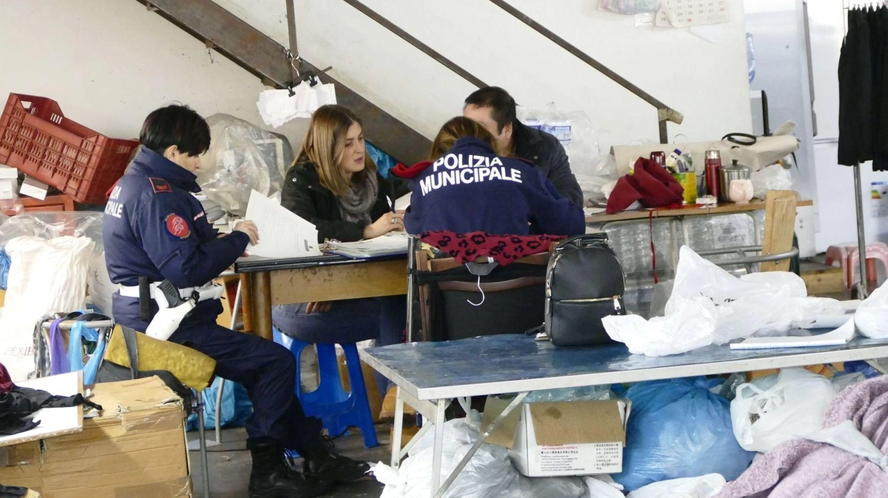 I controlli della polizia municipale in un capannone cinese I controlli della polizia municipale in un capannone cinese